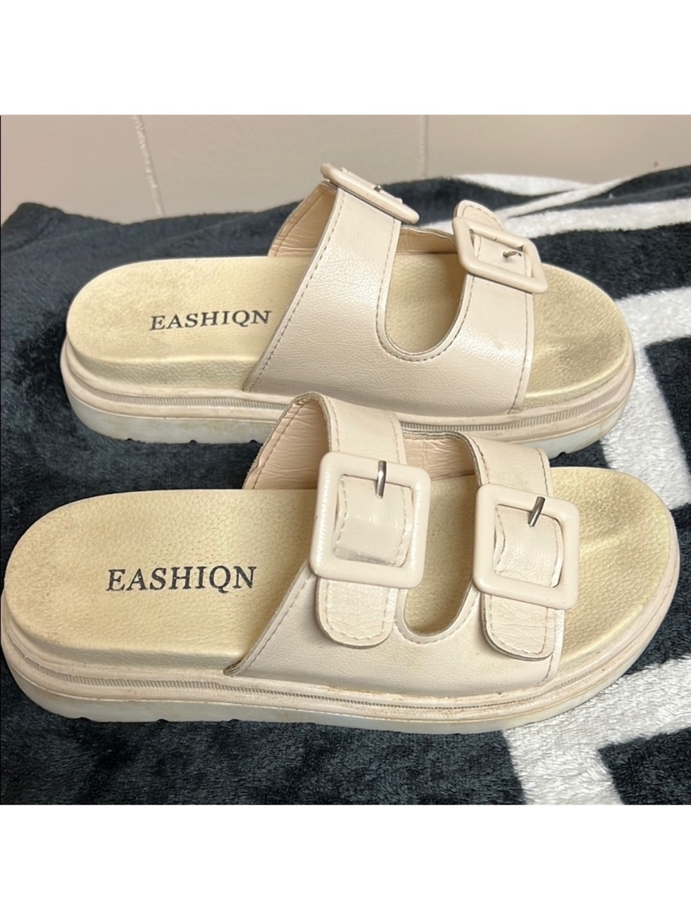 Unbranded • Women’s Size 35 (5) • Cream Double-Buckle Slide Sandals - Picture 6 of 7